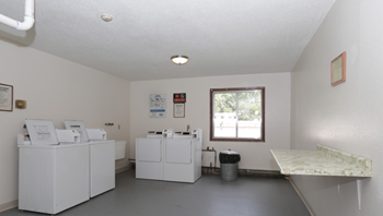 10 Pointe Apartments Laundry